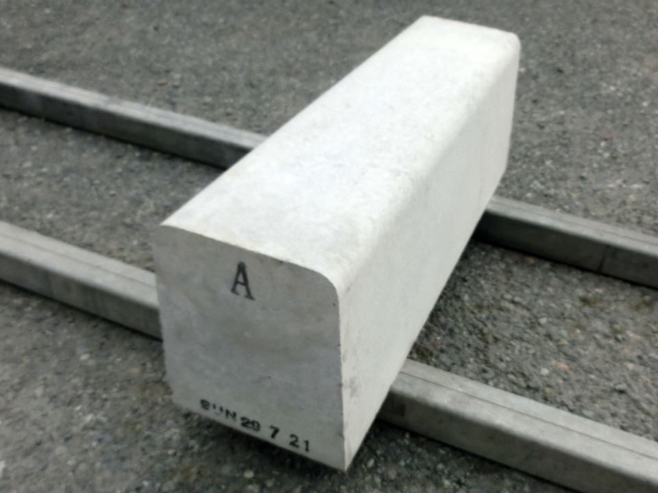 歩車道境界ブロック(両面7型)