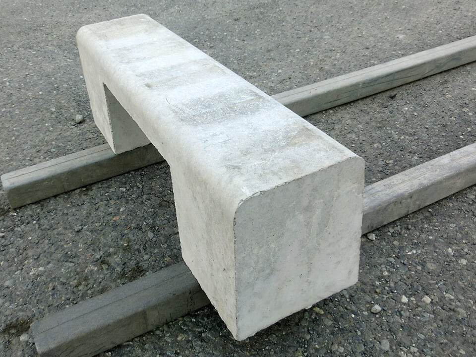 歩車道境界ブロック水抜き